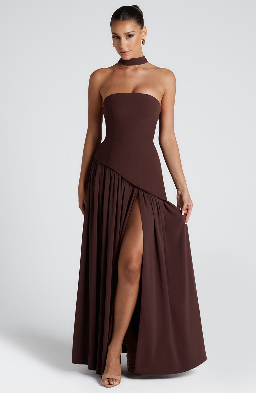 Vestido maxi sin tirantes para mujer, elegante, con abertura lateral y cintura asimétrica. Moda actual.