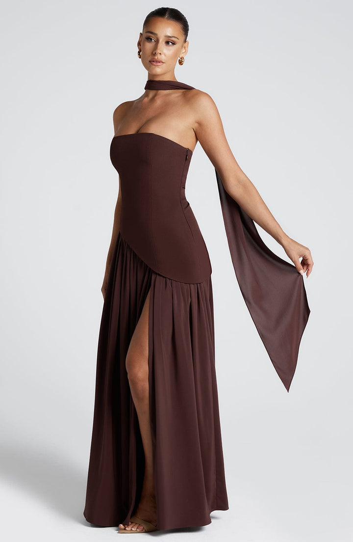 Vestido de noche elegante para mujer, corte maxi, con abertura lateral atrevida y asimétrica.