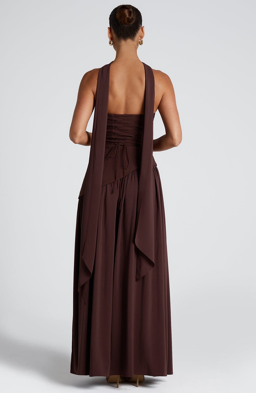 Moda femenina: vestido maxi sin tirantes con abertura alta y diseño asimétrico. Perfecto para fiestas.