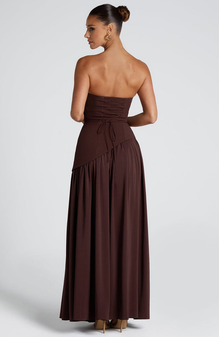 Vestido maxi primavera verano, elegante, con abertura y cintura asimétrica. Estilo casual chic.