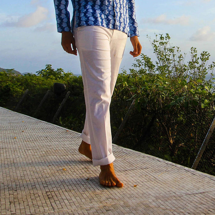Hombre vistiendo pantalones de lino transpirables, look casual de verano. Comodidad y estilo relajado.