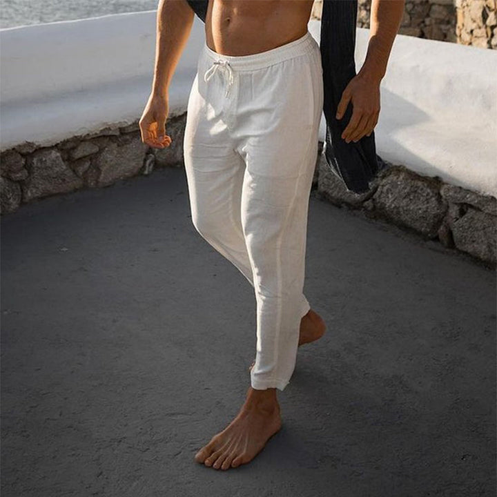 Detalle de tejido de lino de pantalones para hombre. Textura fresca, transpirable y estilo casual de verano.
