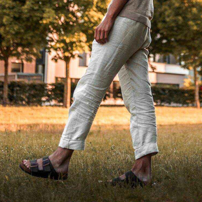 Vista posterior de pantalones de lino transpirables para hombre. Corte relajado, comodidad y estilo veraniego.