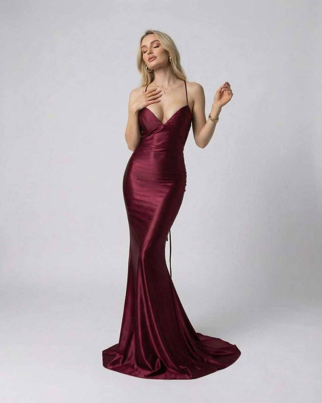 Vestido maxi elegante blanco, ideal como vestido de fiesta, boda o graduación; con escote en V para mujer.