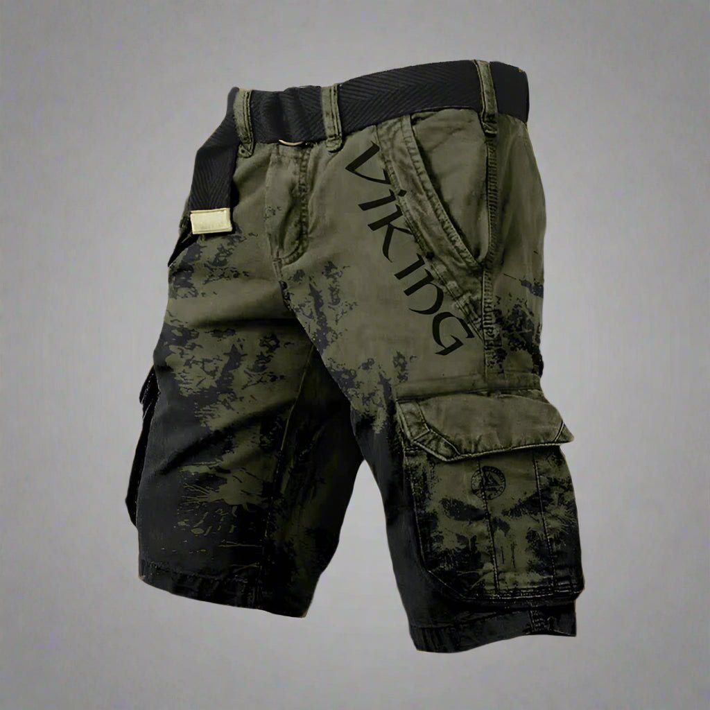 Bermuda cargo urbana en un perchero. Un pantalón corto esencial para la moda masculina de verano.