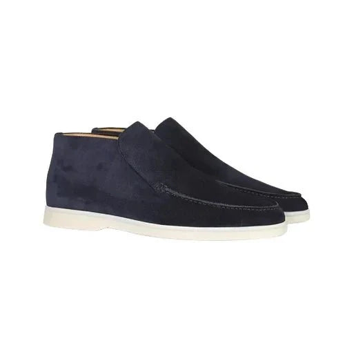 Textura suave de ante en zapatos elegantes para hombre, ideales para moda clásica, confort y versatilidad.