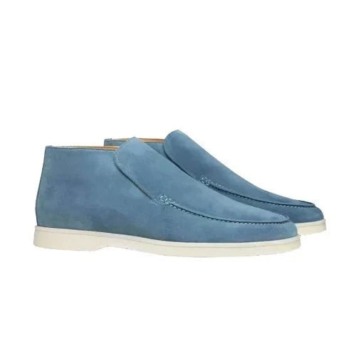 Hombre usando zapatos de ante clásicos, combinando estilo formal y confort para un look diario elegante.
