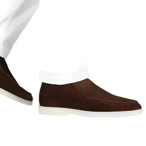 Detalle de costura en zapato de ante clásico para hombre, destacando calidad, estilo elegante y confort.