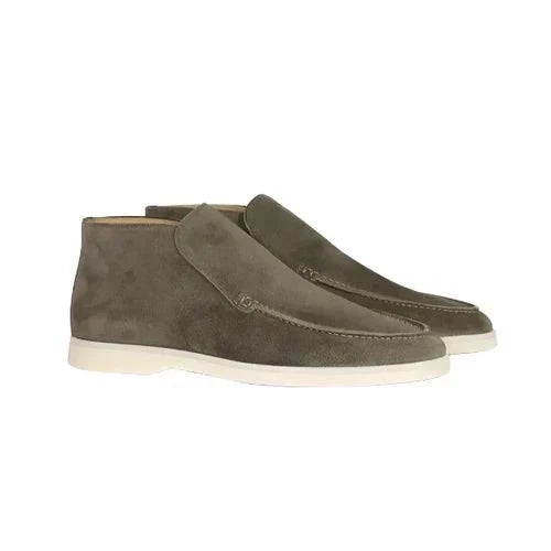 Zapatos de ante masculinos en perfil, mostrando su diseño clásico, elegantes y confortables para cualquier ocasión.