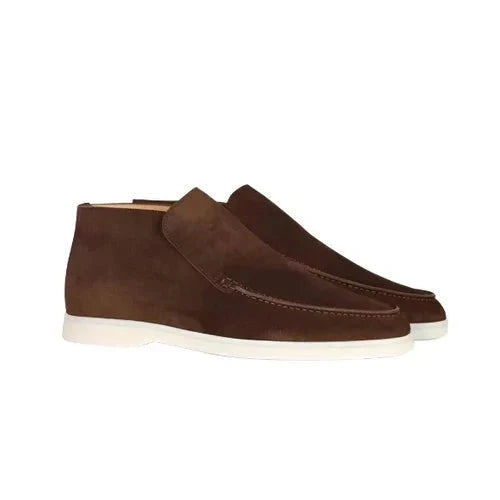 Zapatos de ante clásicos para hombre, combinados con atuendo casual elegante, ideales para moda versátil y diario.