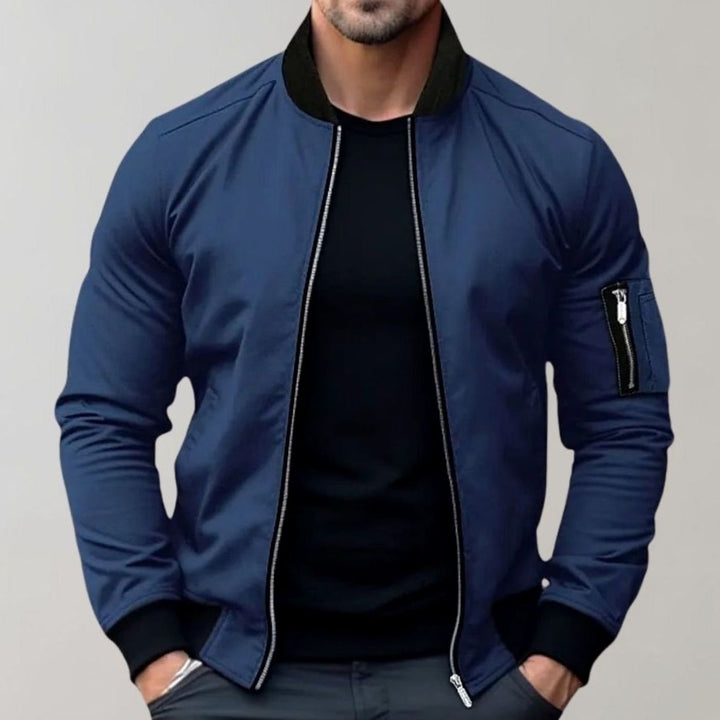 Cazadora bomber slim fit negra para hombre con cuello acanalado, estilo urbano y moderno.