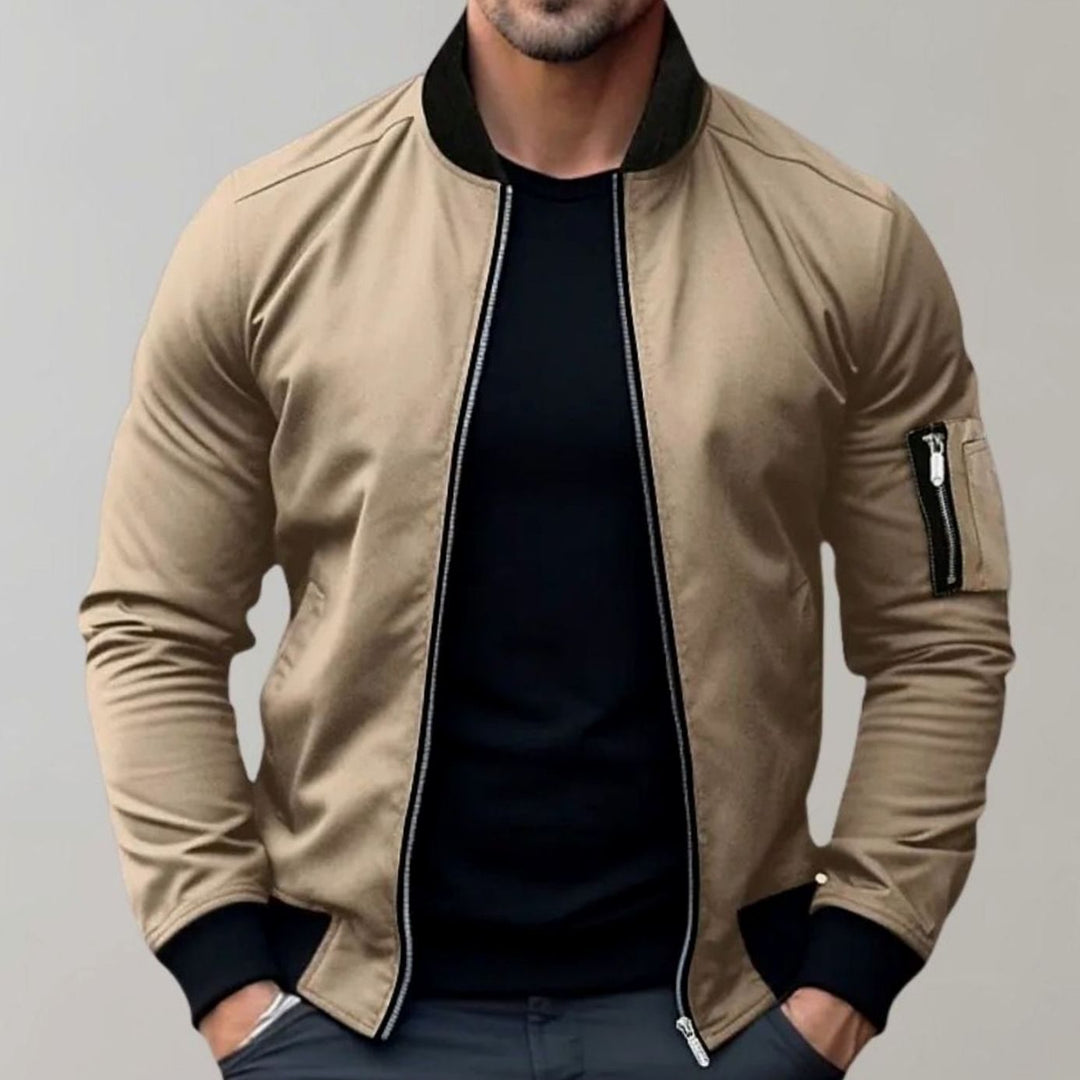 Chaqueta bomber slim fit de hombre, detalle de cuello y puños acanalados, cierre con cremallera frontal.