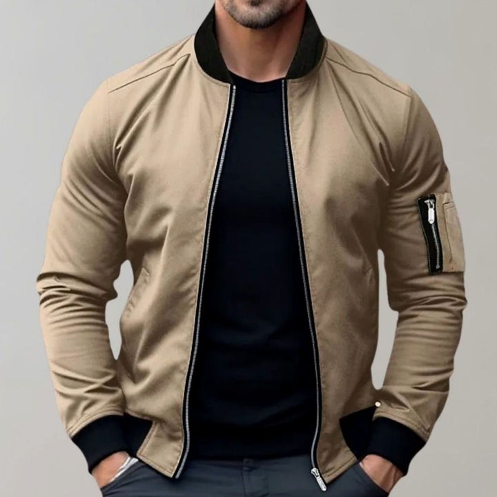 Chaqueta bomber slim fit de hombre, detalle de cuello y puños acanalados, cierre con cremallera frontal.