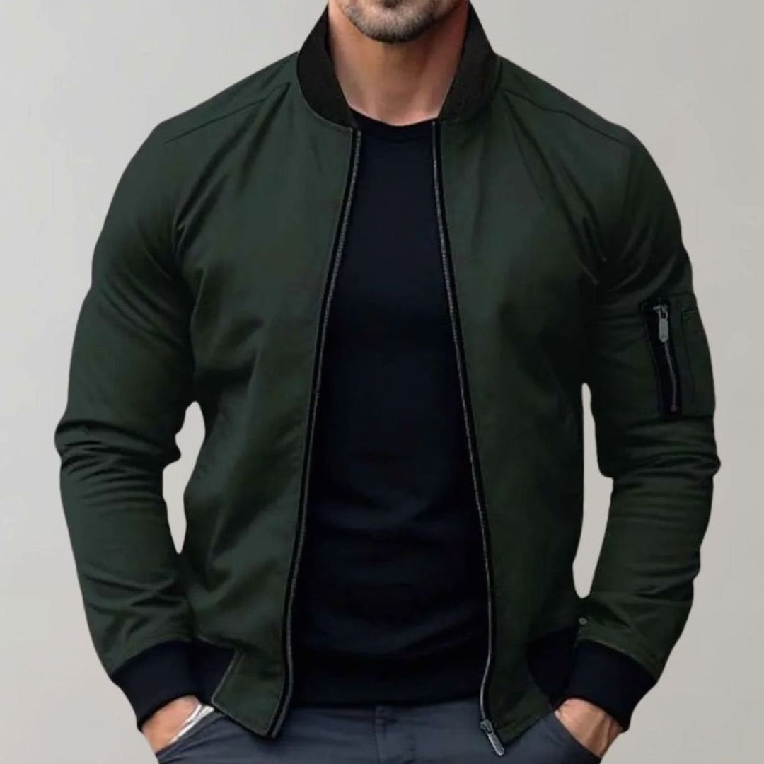 Moderna cazadora bomber de hombre, corte slim fit, cuello acanalado. Perfecta para otoño e invierno.