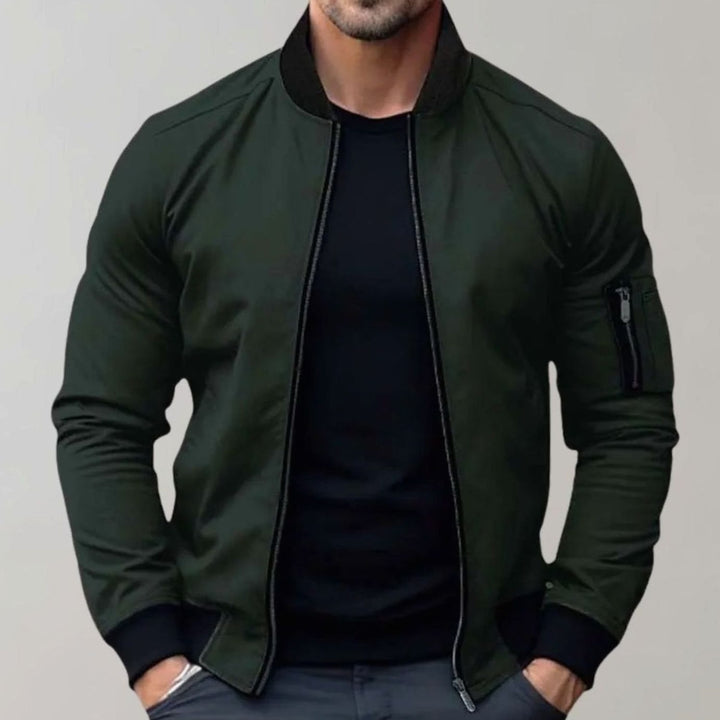 Moderna cazadora bomber de hombre, corte slim fit, cuello acanalado. Perfecta para otoño e invierno.
