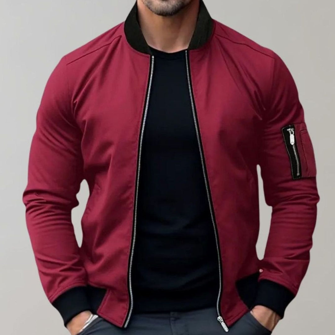Elegante cazadora bomber slim fit para hombre con cuello acanalado, perfecta para estilo casual-urbano.