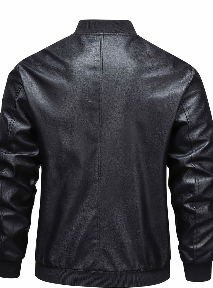 Cazadora bomber hombre negra efecto piel sintética, corte slim fit, con cremallera frontal.