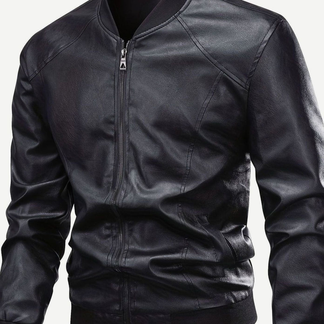 Chaqueta bomber para hombre, piel sintética negra, ajuste slim fit, estilo urbano y moderno.