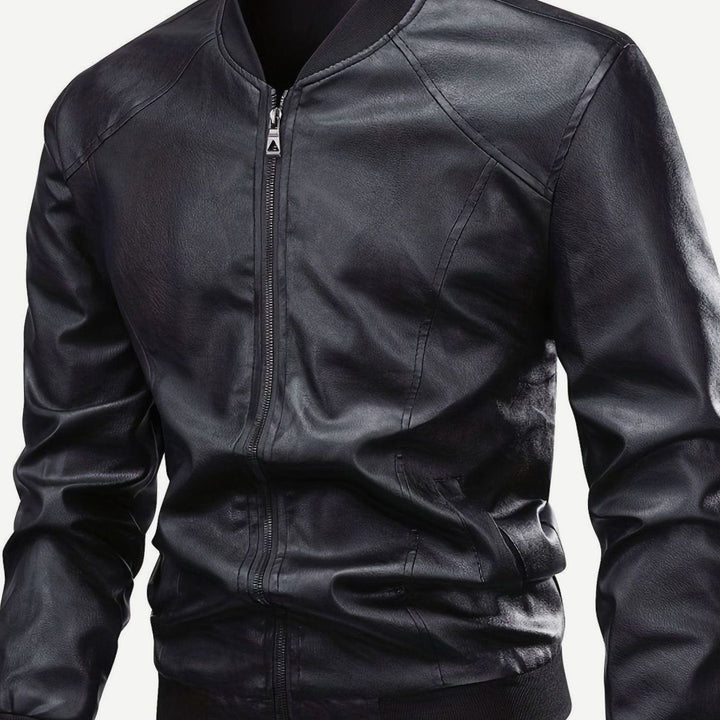 Chaqueta bomber para hombre, piel sintética negra, ajuste slim fit, estilo urbano y moderno.