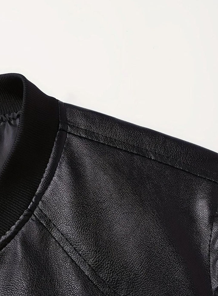Cazadora de hombre negra, piel sintética, estilo bomber, corte ajustado, con cremallera.