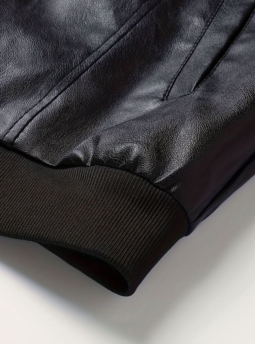 Moda masculina: cazadora bomber slim fit negra, efecto piel, ideal para look urbano casual.