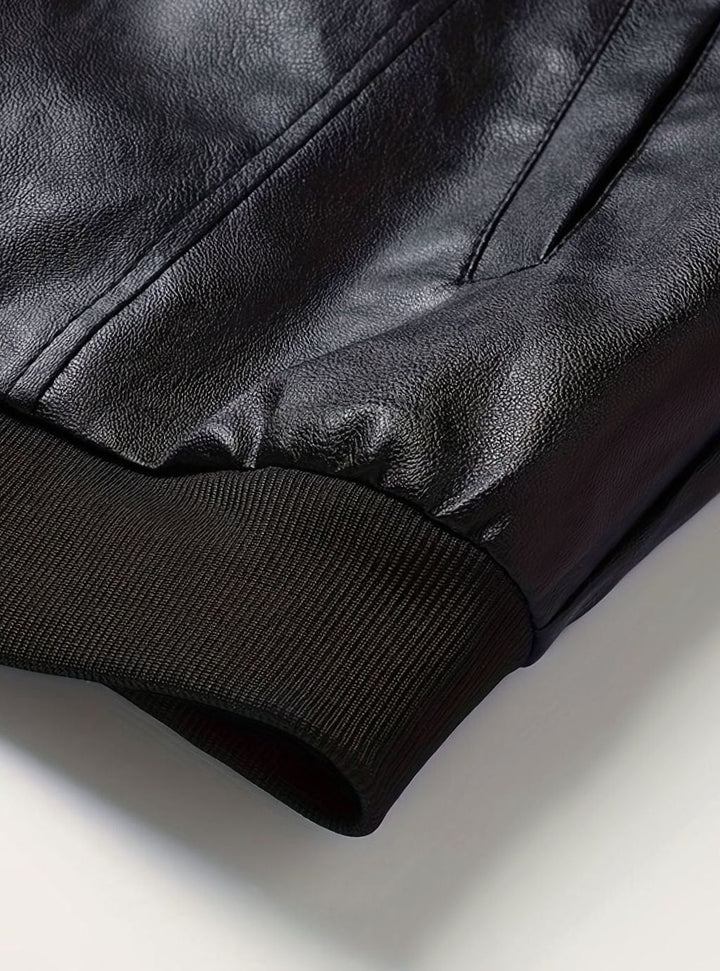 Moda masculina: cazadora bomber slim fit negra, efecto piel, ideal para look urbano casual.