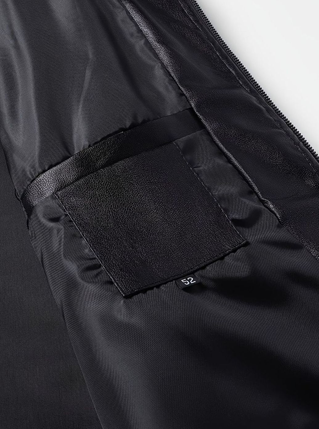 Chaqueta urbana hombre, bomber negra de piel sintética, con cremallera y ajuste slim.