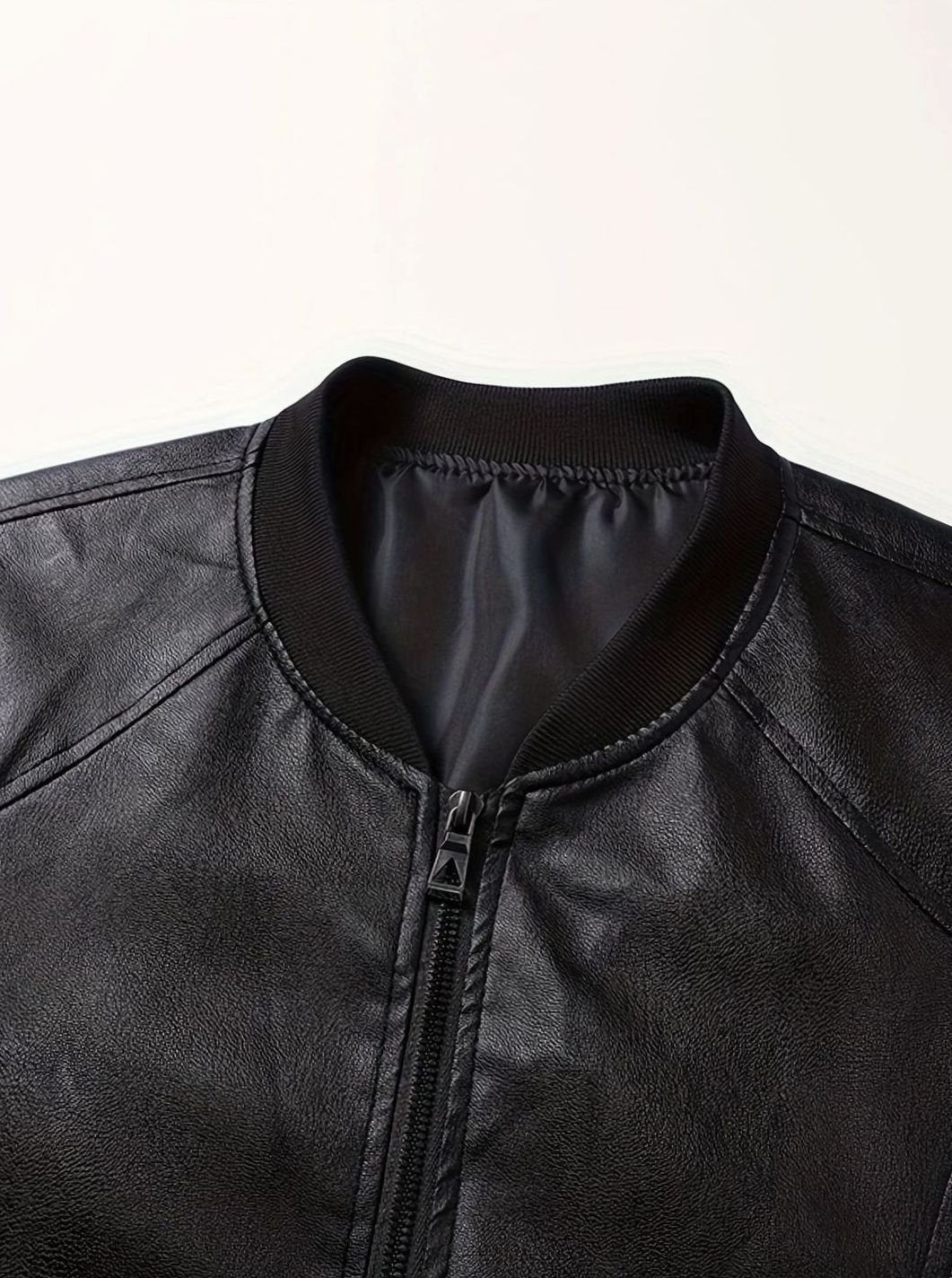 Cazadora bomber negra para hombre, piel sintética suave, diseño slim fit con cremallera.