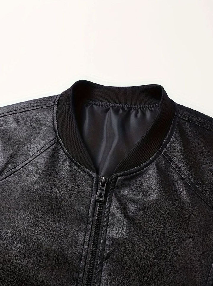 Cazadora bomber negra para hombre, piel sintética suave, diseño slim fit con cremallera.