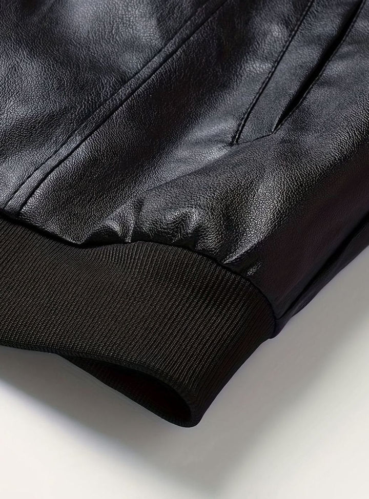Cazadora masculina bomber negra, piel sintética de calidad, corte slim fit con cremallera.