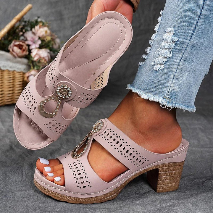 Sandalias ortopédicas de mujer con diseño calado y tacón cómodo, perfectas para el confort diario.