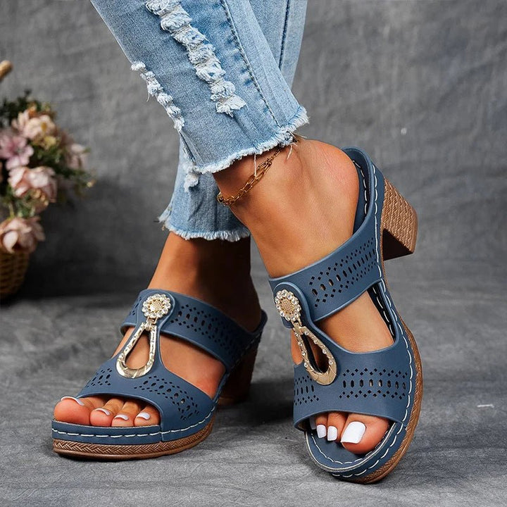 Sandalias ortopédicas con tacón bajo cómodo, diseño calado y ajuste perfecto para mujer.
