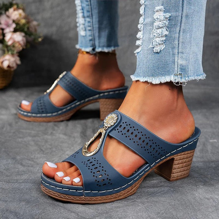 Calzado femenino ortopédico: sandalias con tacón cómodo, diseño calado fresco, perfectas para el verano.