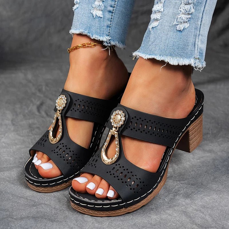 Sandalias de mujer con diseño calado moderno, tacón cómodo y soporte ortopédico para el verano.