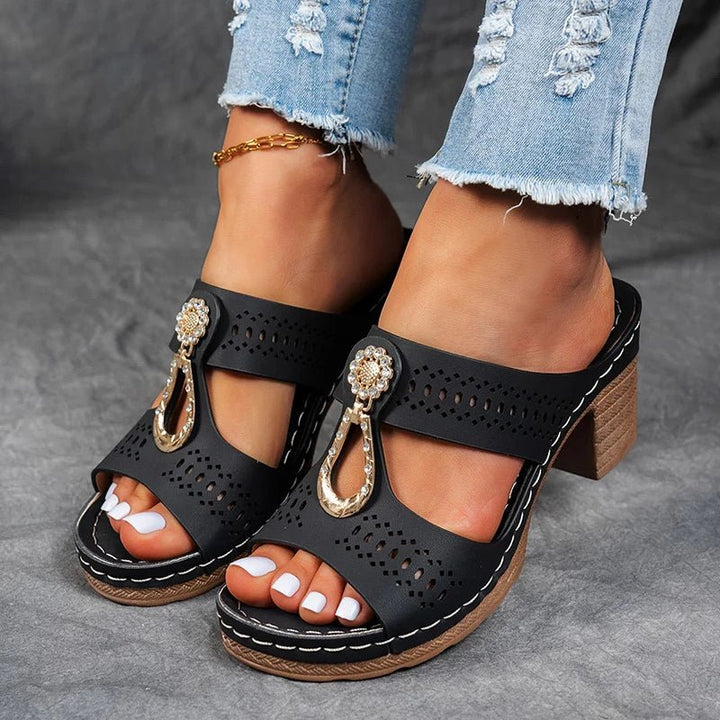 Sandalias de mujer con diseño calado moderno, tacón cómodo y soporte ortopédico para el verano.