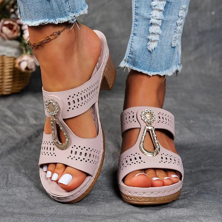 Sandalias de mujer frescas y cómodas para uso diario, con tacón ortopédico y diseño calado elegante.