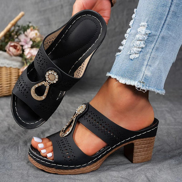 Sandalias ortopédicas de mujer con tacón cómodo y plantilla de confort, ideales para uso diario y paseo.