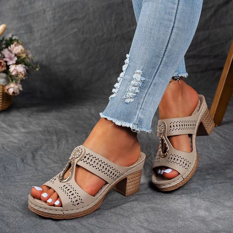 Sandalias elegantes de mujer con diseño calado, tacón cómodo y soporte ortopédico para el verano.