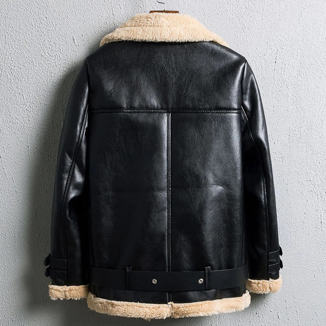 Mujer luciendo chaqueta de invierno gruesa. Talla grande, ideal para días fríos, con estilo.