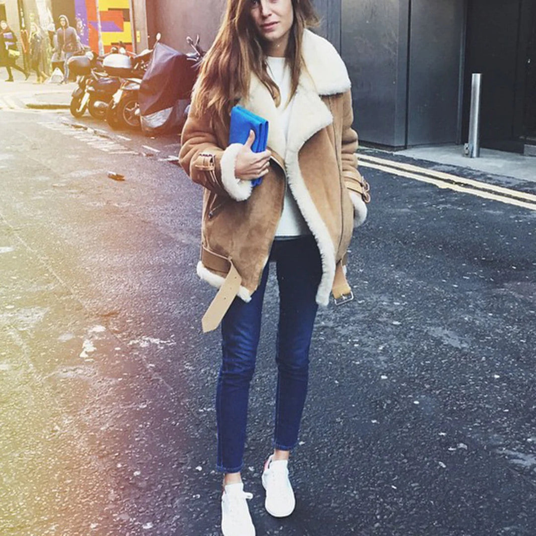 Moderna chaqueta gruesa de invierno para mujer talla grande. Ofrece calidez y confort superiores.