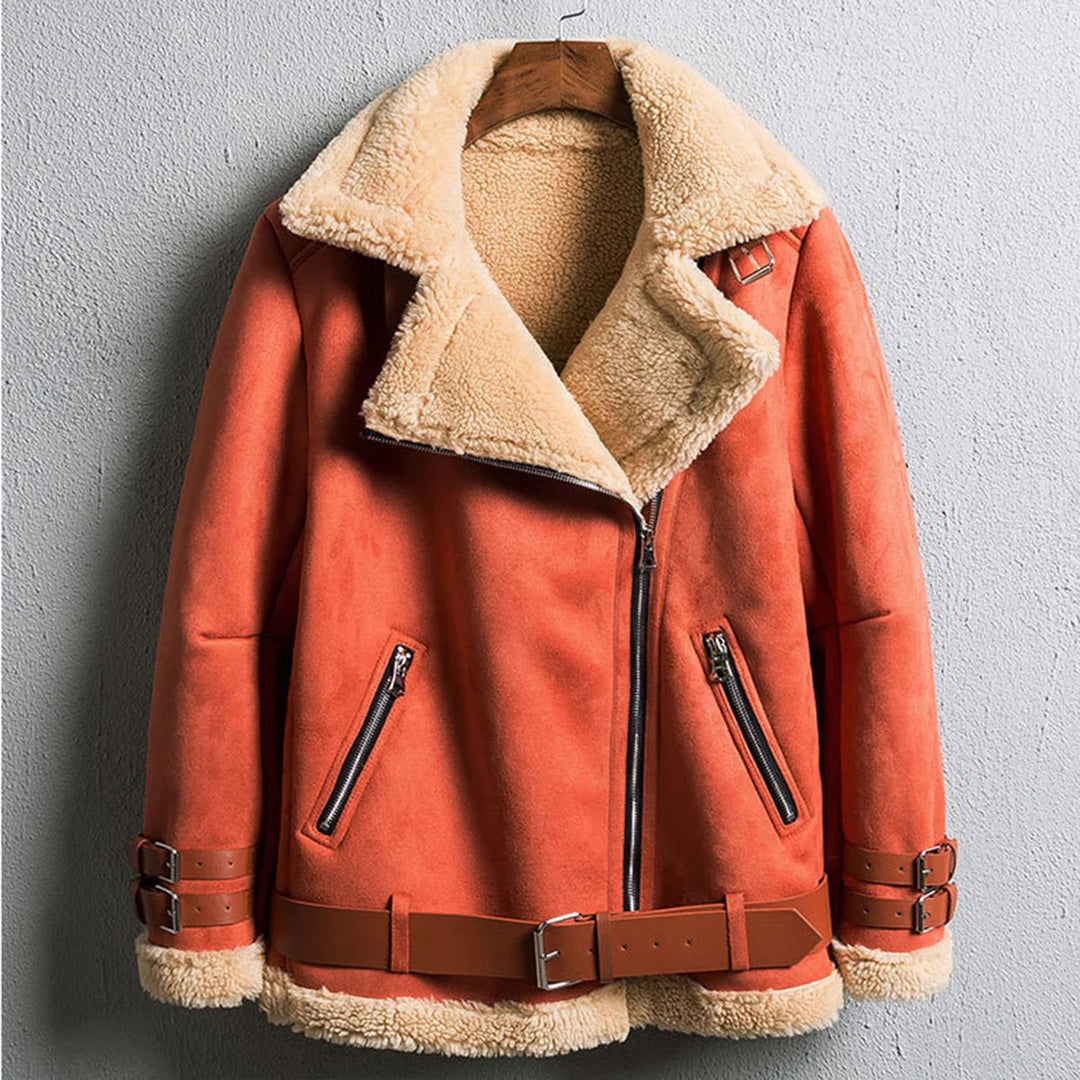 Chaqueta gruesa de invierno esencial para mujer talla grande. Garantiza calidez y moda.