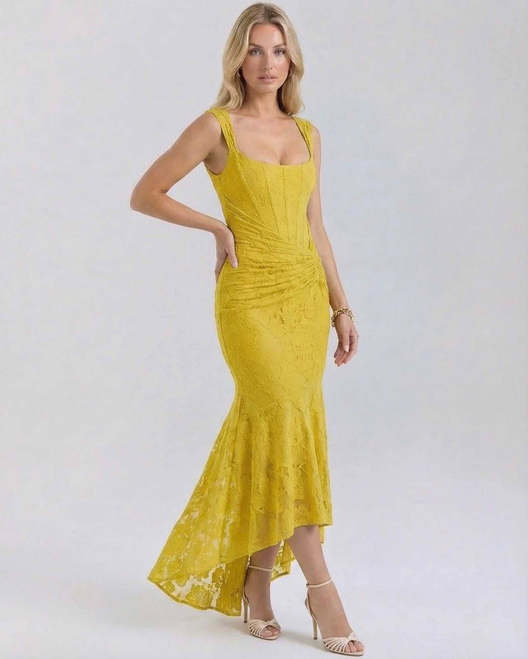 Moda femenina: vestido maxi jacquard amarillo, estilo elegante con cuello cuadrado, ideal para fiestas de verano.