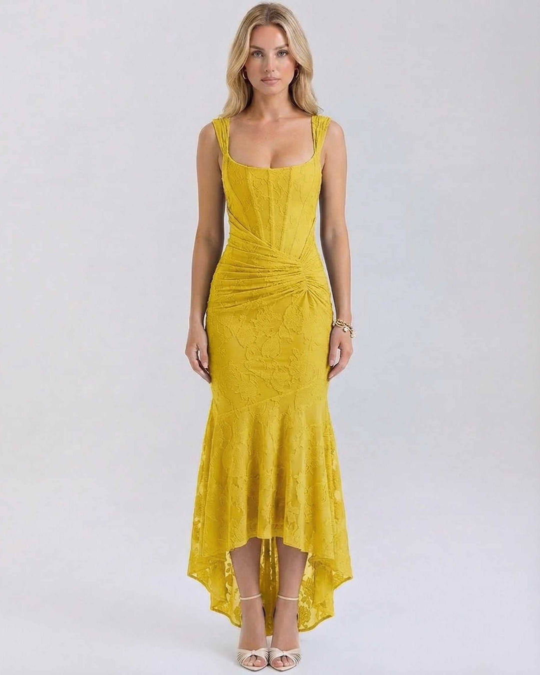 Vestido maxi jacquard amarillo vibrante para mujer, cuello cuadrado, perfecto para verano y eventos elegantes.