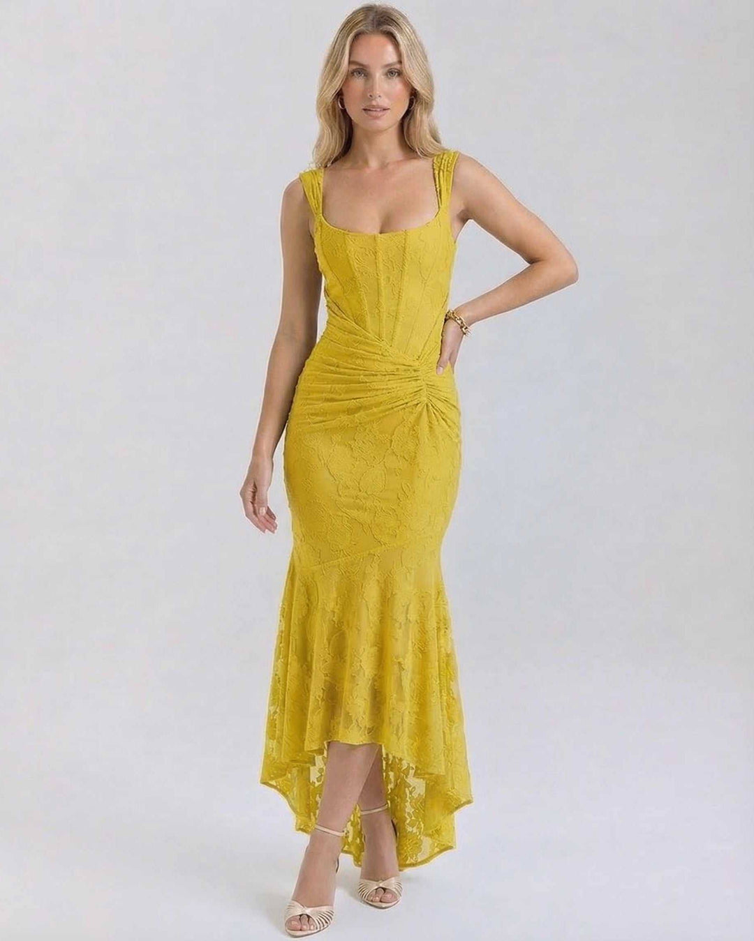 Vestido maxi amarillo jacquard para mujer, cuello cuadrado, diseño asimétrico, elegante y favorecedor.