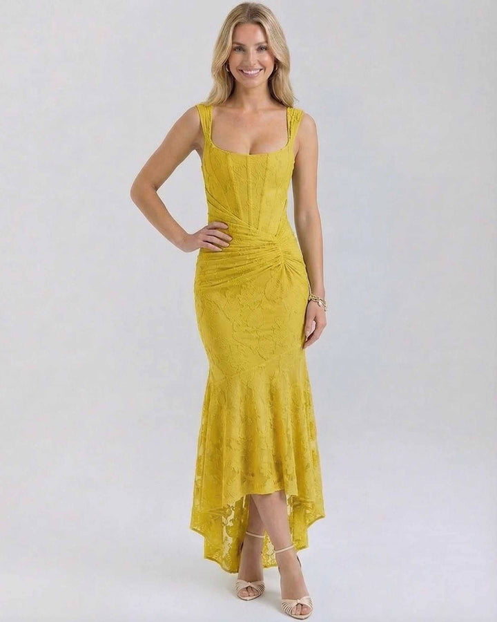 Vestido maxi jacquard con cuello cuadrado y silueta favorecedora, diseño asimétrico, color amarillo vibrante.