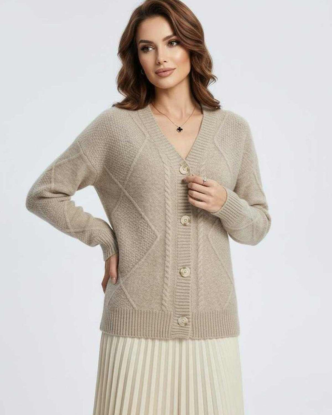 Detalle de escote V y botones en cárdigan beige elegante de mujer. Comodidad y estilo para otoño-invierno.