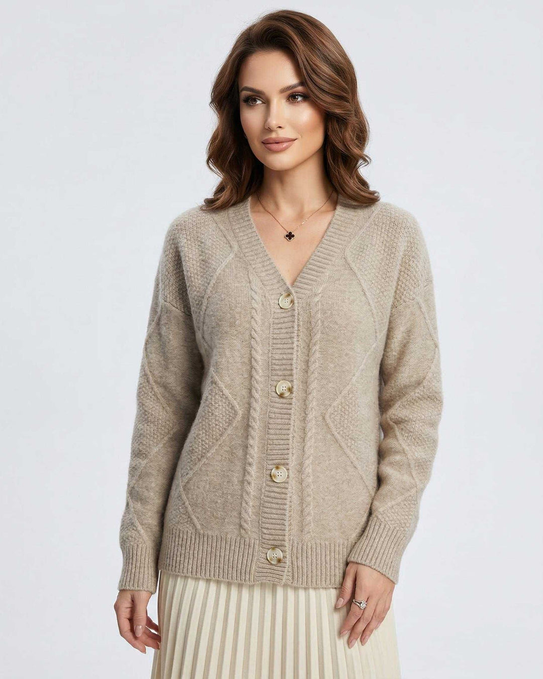 Cárdigan beige elegante para mujer, escote V y botones. Prenda cómoda y versátil para otoño-invierno, estilo casual u oficina.