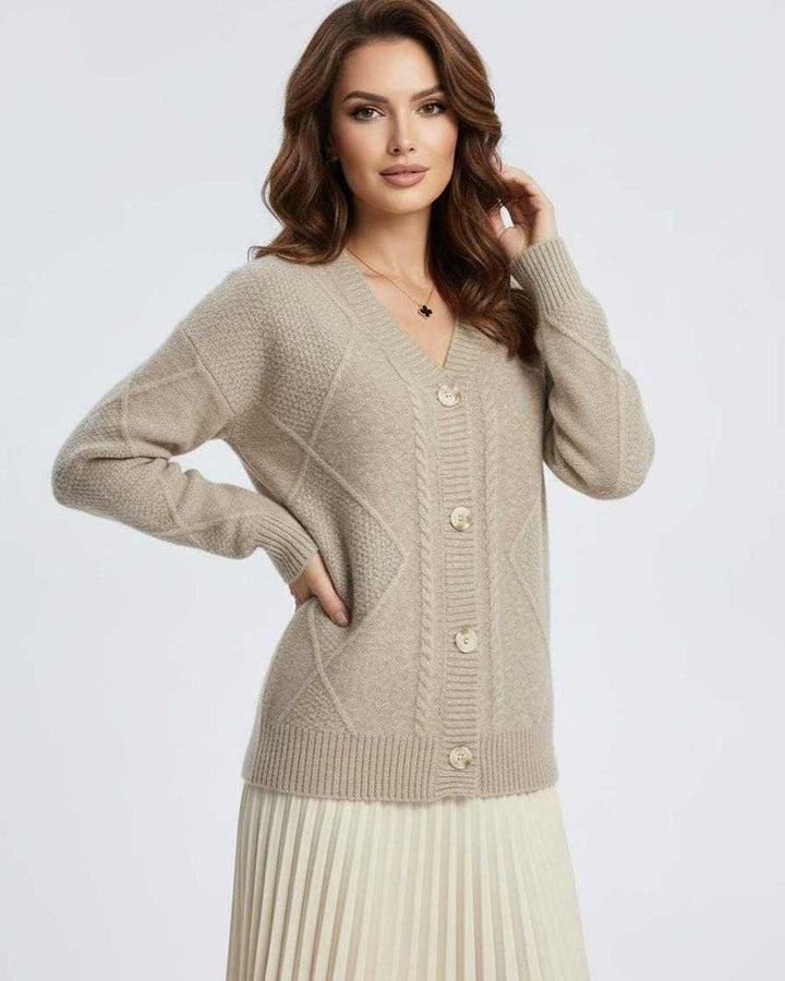 Mujer sonriendo con cárdigan beige de punto, look casual. Moda femenina para otoño-invierno, superposición cómoda.