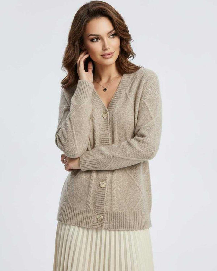 Primer plano de cárdigan beige de mujer, botones frontales y textura suave. Prenda cómoda y versátil de moda femenina.