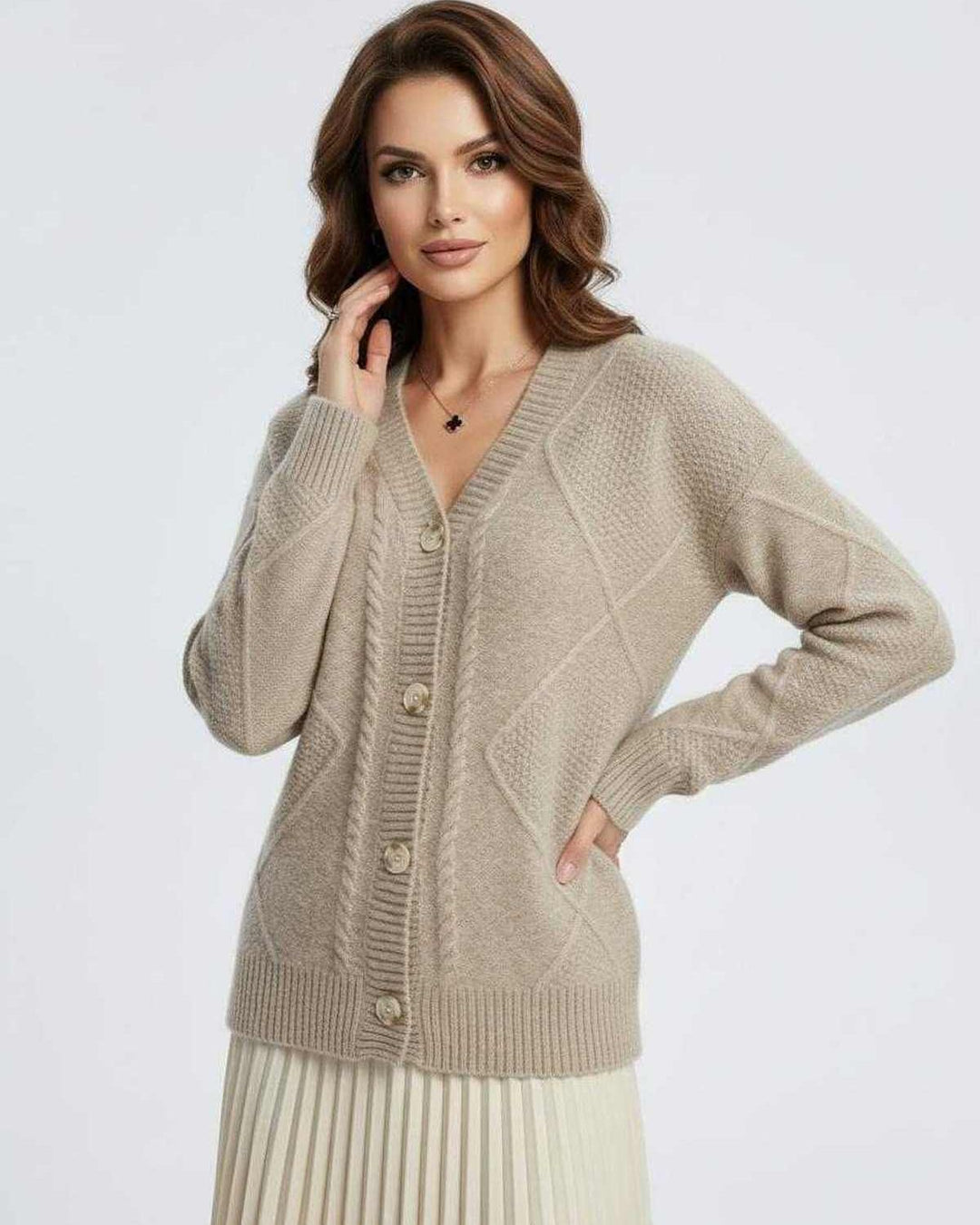 Cárdigan beige mujer con escote V y botones, ideal para un look oficina elegante. Básico de armario de moda femenina.